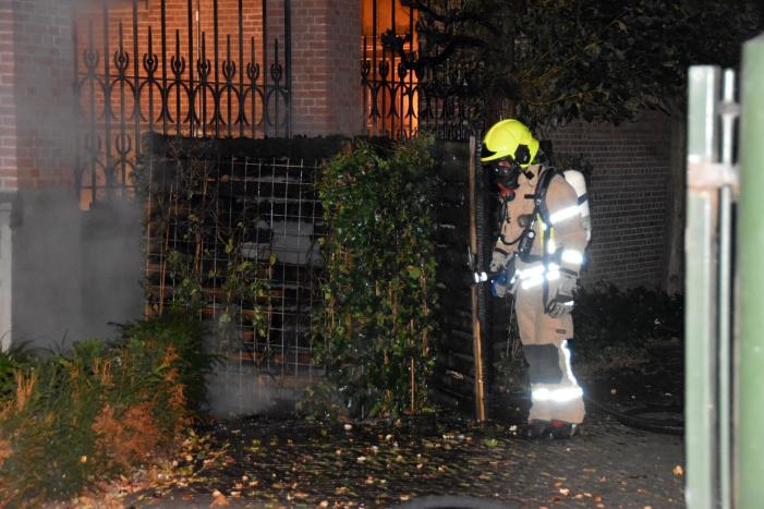 Brandweer blust buitenbrand