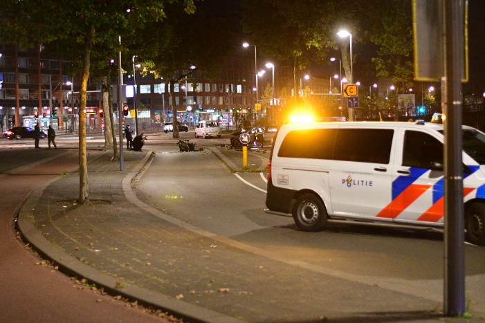 Bestuurder spoorloos na frontale aanrijding tegen boom