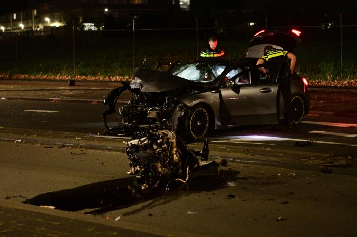 Bestuurder spoorloos na frontale aanrijding tegen boom