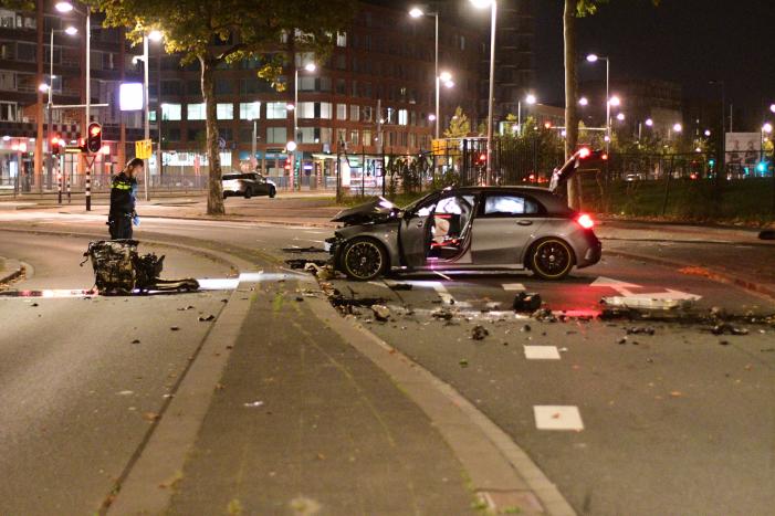 Bestuurder spoorloos na frontale aanrijding tegen boom