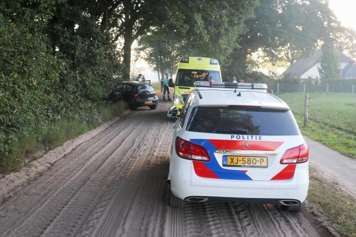 Auto raakt van zandpad en botst op boom