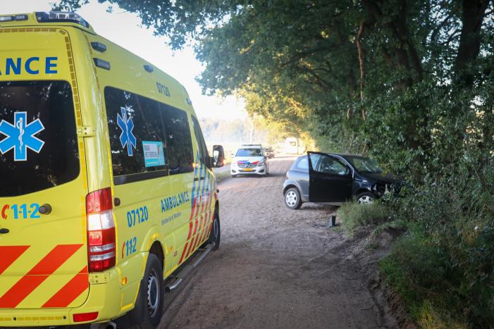 Auto raakt van zandpad en botst op boom