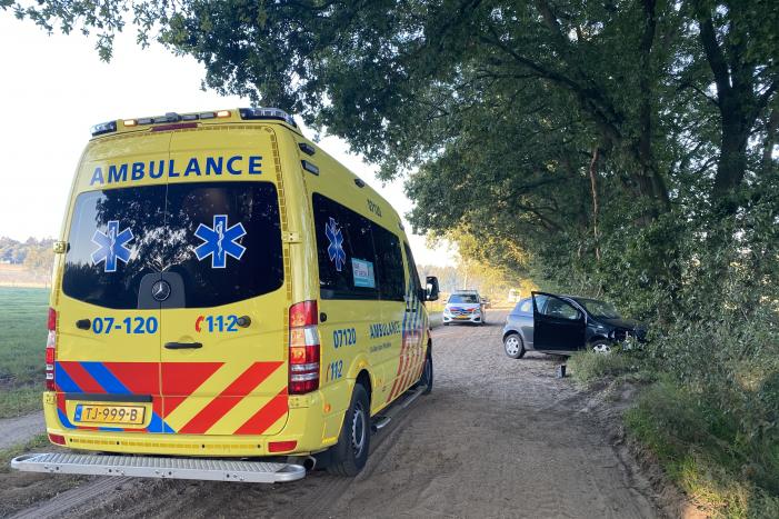 Auto raakt van zandpad en botst op boom