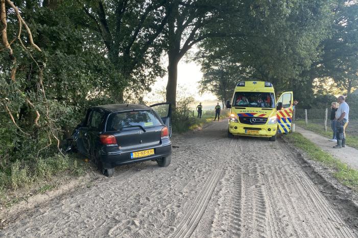 Auto raakt van zandpad en botst op boom