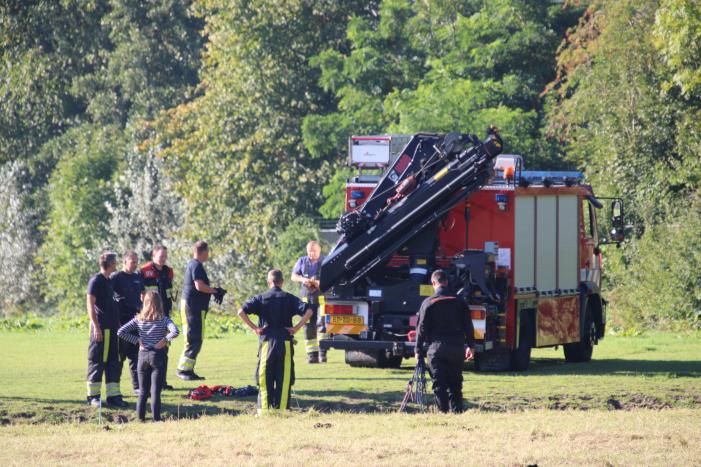 Paard belandt in sloot en zit vast