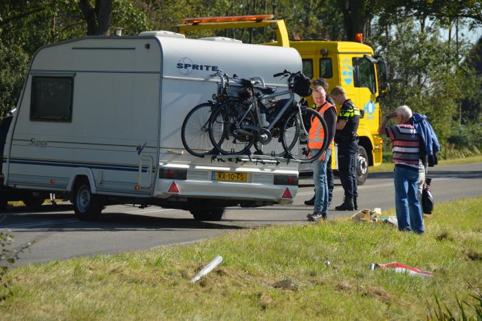 Auto met caravan raakt van de weg