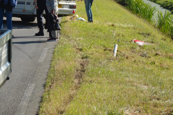 Auto met caravan raakt van de weg