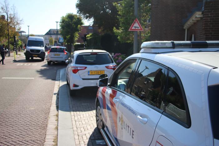 Bestelbus komt vast te zitten op paal van bussluis