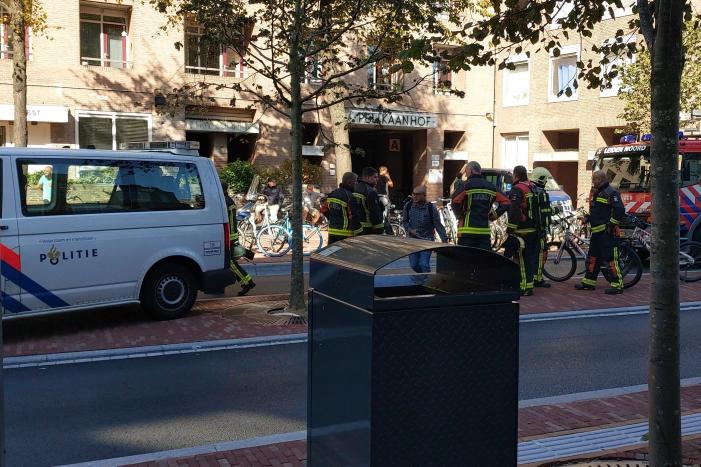 Brandweer ventileert woning na brand