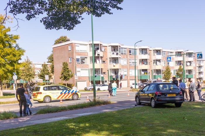 Twee auto's botsen op kruising