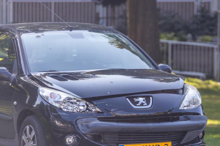 Twee auto's botsen op kruising