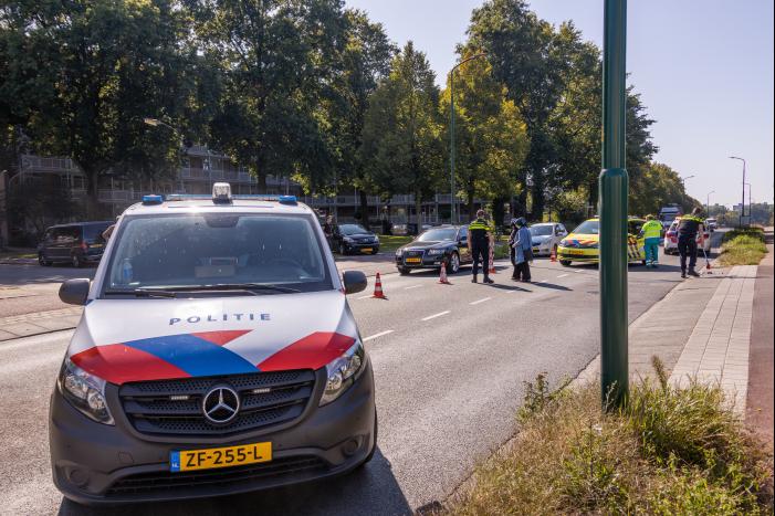 Twee auto's botsen op kruising