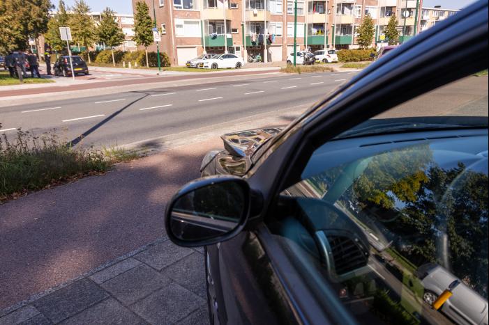 Twee auto's botsen op kruising