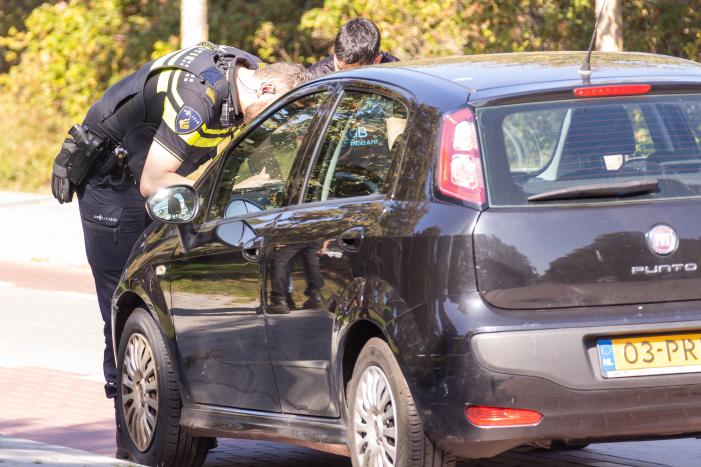 Twee auto's botsen op kruising