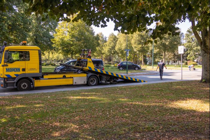 Twee auto's botsen op kruising