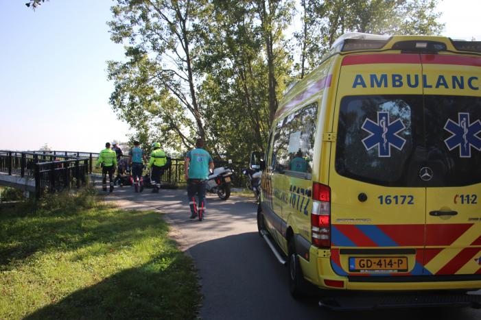 Scooterrijder knalt op brugleuning