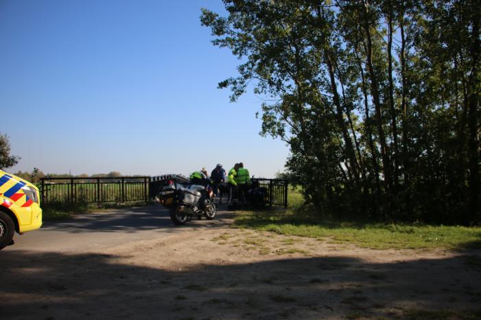 Scooterrijder knalt op brugleuning