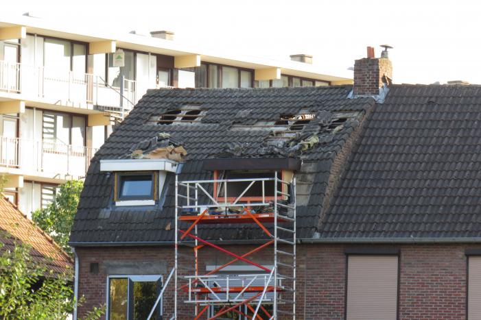Vermoedelijk asbest vrijgekomen bij brand op dak van woning