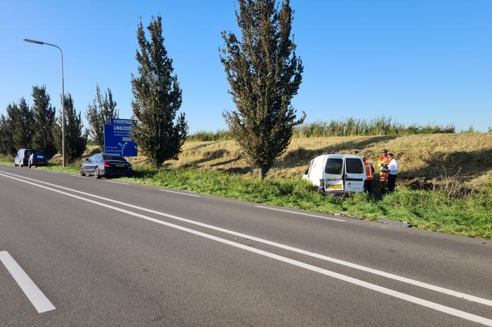 Kop-staart aanrijding met meerdere voertuigen