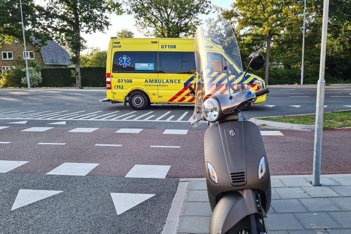 Scooterrijdster gewond na aanrijding