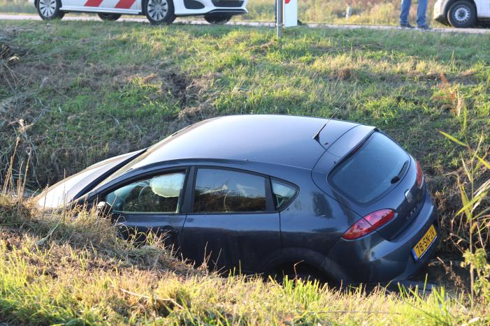 Automobilist raakt met auto van de weg belandt in sloot