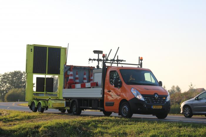 Automobilist raakt met auto van de weg belandt in sloot