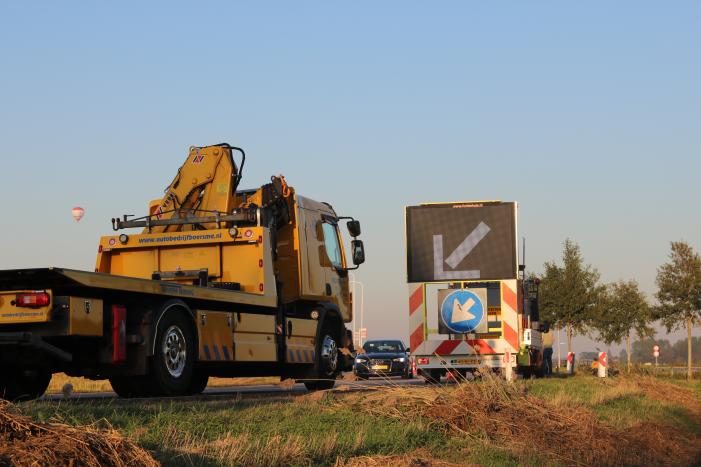 Automobilist raakt met auto van de weg belandt in sloot