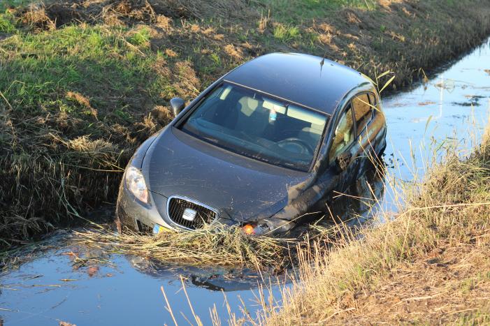 Automobilist raakt met auto van de weg belandt in sloot