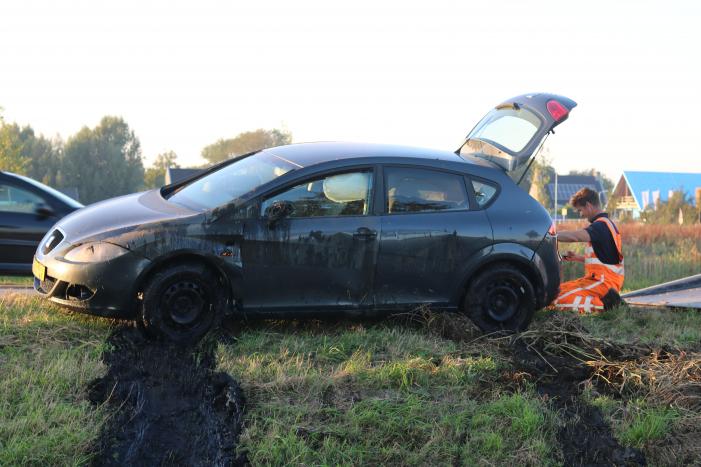 Automobilist raakt met auto van de weg belandt in sloot