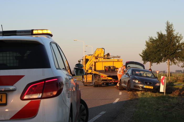 Automobilist raakt met auto van de weg belandt in sloot