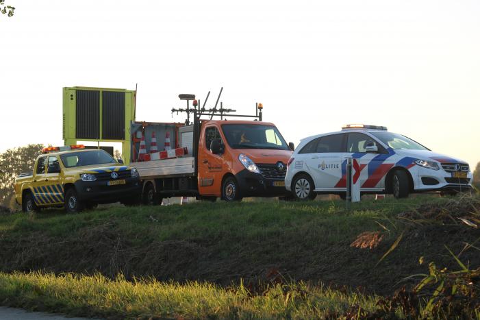 Automobilist raakt met auto van de weg belandt in sloot