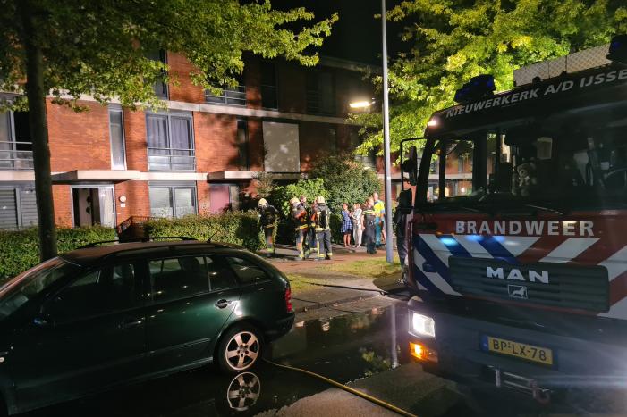 Personen en hond met klachten bij brand