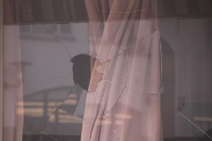 Onderzoek naar vernieling van ruit café Broadway