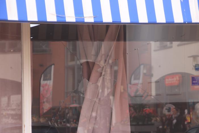 Onderzoek naar vernieling van ruit café Broadway