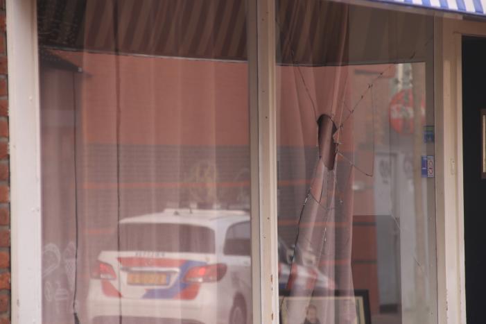 Onderzoek naar vernieling van ruit café Broadway