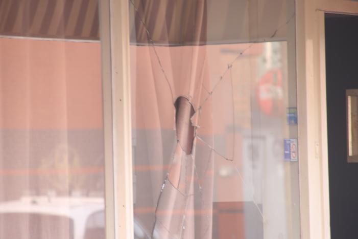 Onderzoek naar vernieling van ruit café Broadway