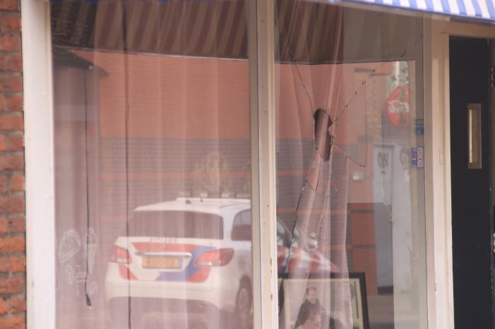Onderzoek naar vernieling van ruit café Broadway