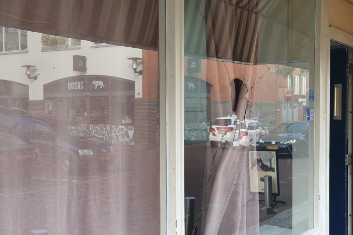 Onderzoek naar vernieling van ruit café Broadway
