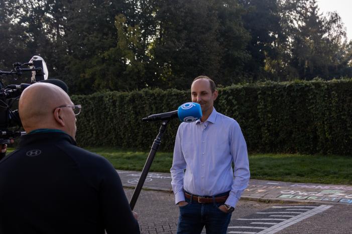 Viruswaarheid demonstreert tegen mondkapjes bij dependance Farel College