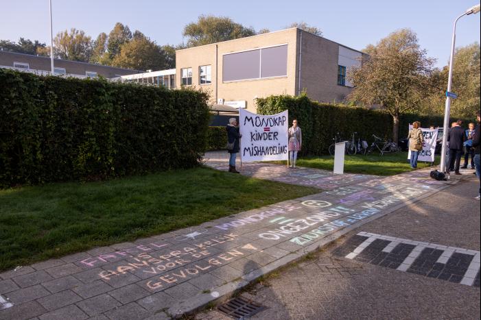 Viruswaarheid demonstreert tegen mondkapjes bij dependance Farel College