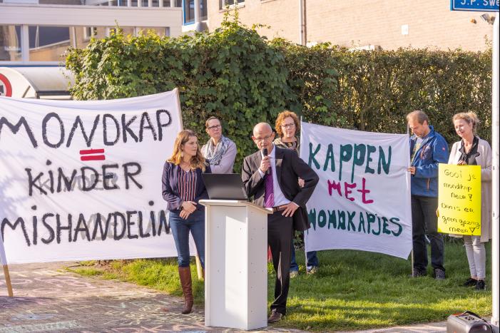 Viruswaarheid demonstreert tegen mondkapjes bij dependance Farel College