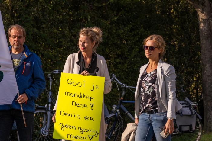 Viruswaarheid demonstreert tegen mondkapjes bij dependance Farel College