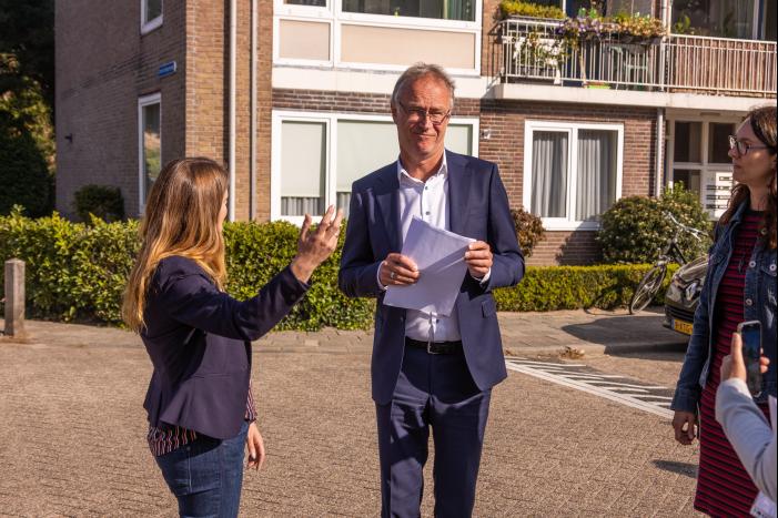 Viruswaarheid demonstreert tegen mondkapjes bij dependance Farel College