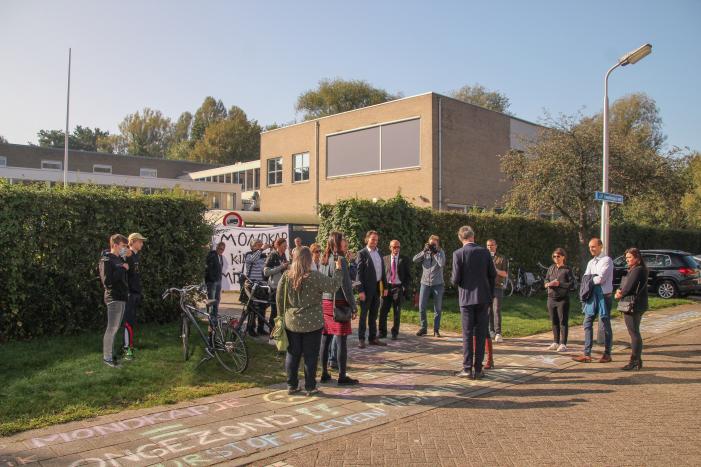 Viruswaarheid demonstreert tegen mondkapjes bij dependance Farel College