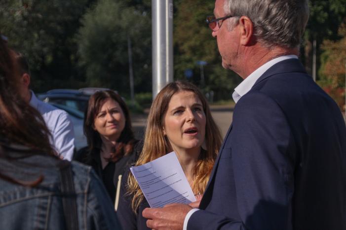 Viruswaarheid demonstreert tegen mondkapjes bij dependance Farel College