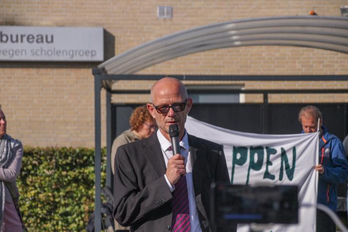 Viruswaarheid demonstreert tegen mondkapjes bij dependance Farel College