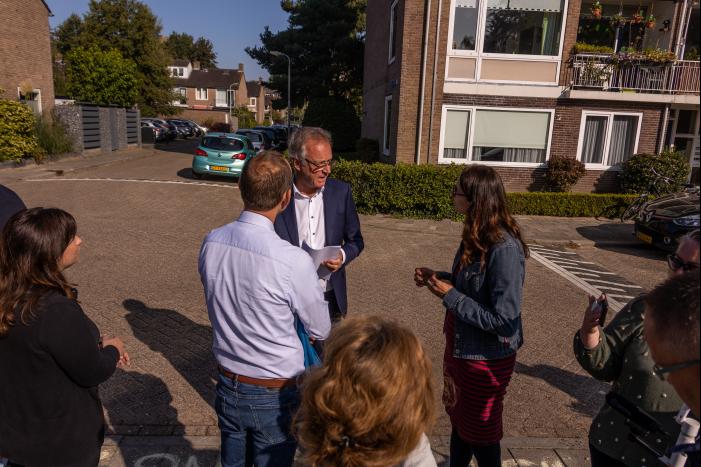 Viruswaarheid demonstreert tegen mondkapjes bij dependance Farel College