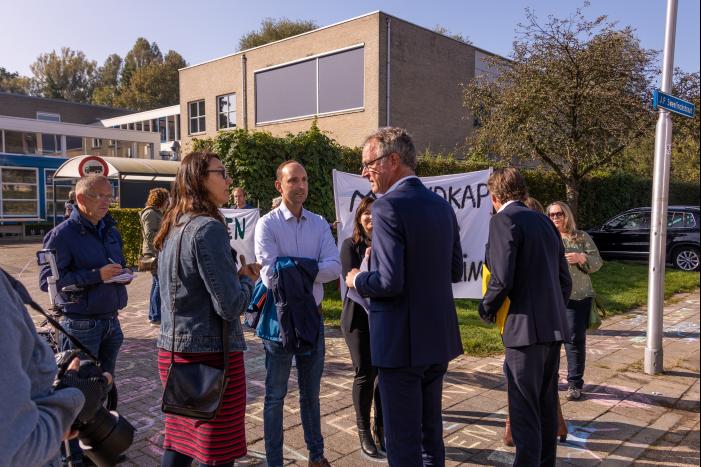 Viruswaarheid demonstreert tegen mondkapjes bij dependance Farel College
