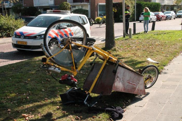 Bakfietser slaat over de kop bij aanrijding