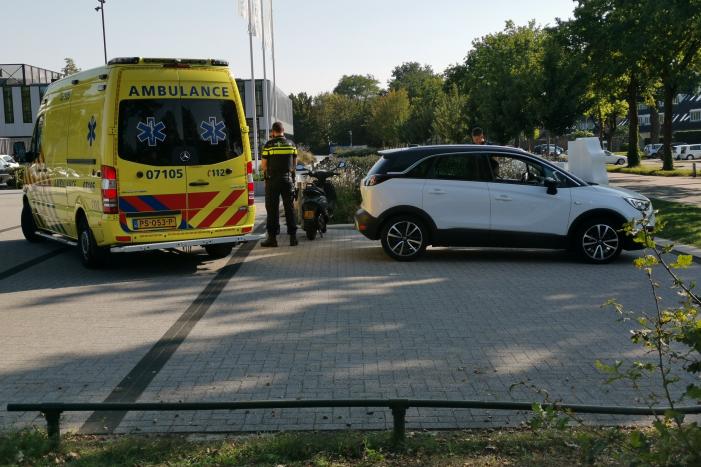 Brommerrijder gewond bij botsing met auto